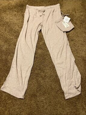HELLO MELLO Cuddleblend Cozy Ribbed Lounge Pants in Light Mauve. Size M. NWT